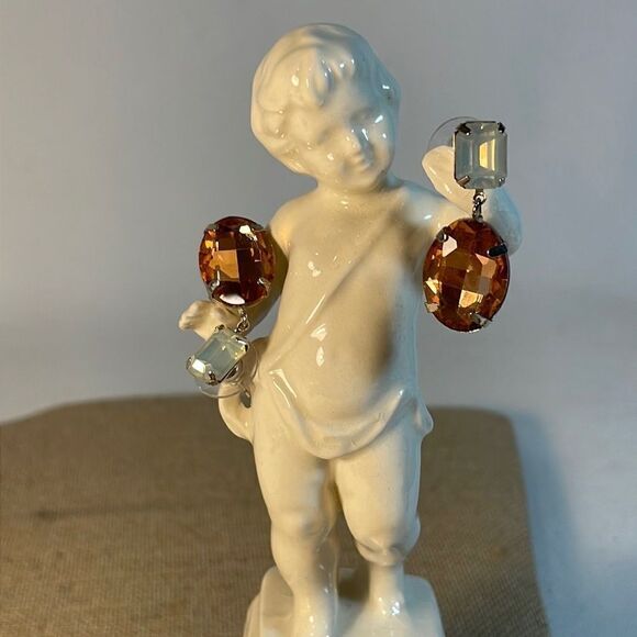 Gorgeous crystal drop earrings in Apricot and milky crystal. - Picture 13 of 13